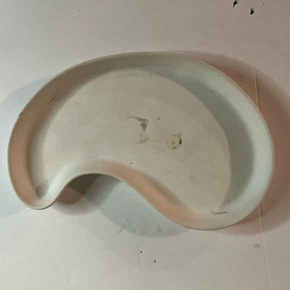 H&M Home Kidney-Shaped Decorative Tray – Minimalist Off-White Ceramic - Picture 2 of 5